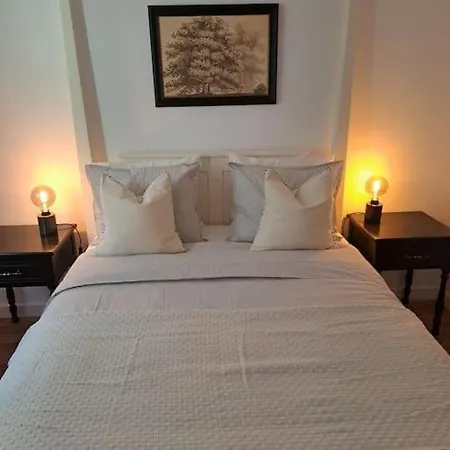 La Casa Nostra - Family Oriented House In Quiet Area *