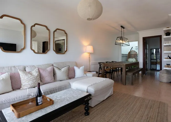 La Casa Nostra - Family Oriented House In Quiet Area *