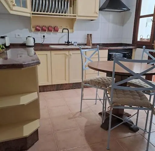 La Casa Nostra - Family Oriented House In Quiet Area بيت للعطل *